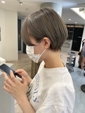 ルーブ トウキョウ(Loob. TOKYO) 耳掛けくびれボブ×アッシュグレージュ(池袋、ケアブリーチ)