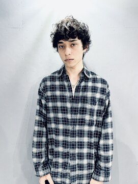 ベシドゥーズ(Besixdouze) 波巻きスパイラルパーマツイストスパイラルパーマメンズマッシュ