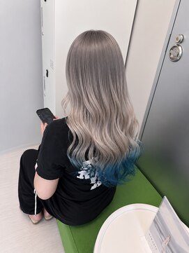 ブランシスヘアー(Bulansis Hair) シルバー×ブルーの裾カラーで魅せる