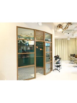 【キッズスペースあり】おむつ替え台完備！ママも気兼ねなく綺麗になれる、駐車場あり・松原駅近の人気店♪