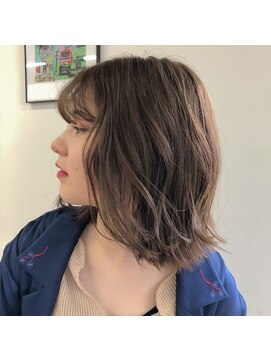 シー(see) 色っぽふんわりミディ！グレージュカラー