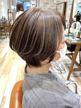 ネオリーブエム(Neolive em;) 2回目の白髪ぼかしハイライト×ハンサムショート☆