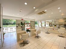 ヘアラウンジガガ(Hair Lounge GAGA)の雰囲気（白を基調とした広い店内と大きな鏡がお客様にも好評です。）