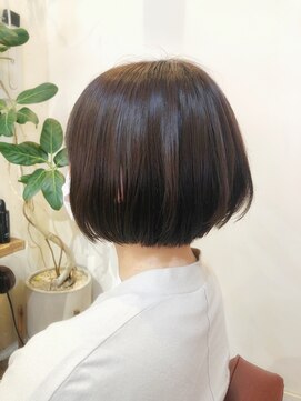 ウィーク 梅田(UiiC) 艶感 ラベンダーアッシュ レイヤー ショート ボブ uiic 中平鮎歌