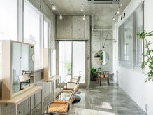 ほきもと美容室の雰囲気(気持ち良い光が入る店内とセット面)