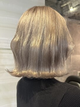 エルバイラビス 大宮(elu by lovis) 《ゆい》ミルクティーベージュ/ホワイトベージュ/くびれ巻き