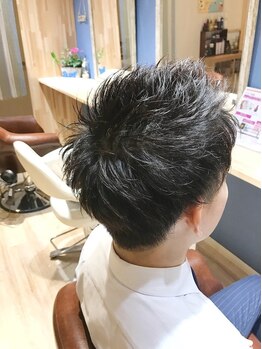 ファミリア ヘアーワークス(FAMILIA HAIR WORKS)の写真/【平日夜21時まで】オンもオフもカッコよくいられる☆清潔感のあるスタイルで好印象に!