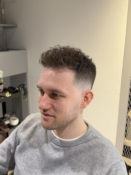 フランクスバーバーザスタンド(Frank’s barber the stand) MEN’S HAIR/サーフカール/刈り上げセンターパート/F