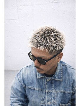 短髪フェードで魅せる大人ブリーチ