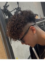 イーラ アメ村店(era)&nbsp;カーリーパーマ　ツイストスパイラル眉カットメンズパーマ