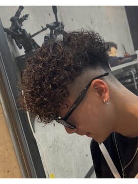 イーラ アメ村店(era) カーリーパーマ　ツイストスパイラル眉カットメンズパーマ