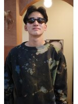 エディ(Edy)&nbsp;メンズセンターパートフェザーパーマ刈り上げ眉カット韓国ヘア