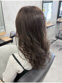 柔らかグレージュ×ゆる巻きウェーブヘア