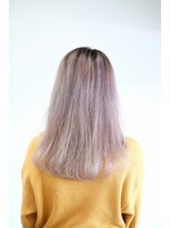 バングス(bangs)&nbsp;根元をあえて黒に残した白系カラー。