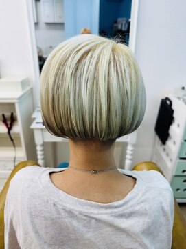 グラスペディア(graspedia) ハイトーン/刈り上げボブ/ショートボブ/ホワイトカラー/個性的