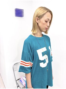 イラカ(elaka) ハイトーンベージュ×切りっぱなしボブ×ブリーチカラー