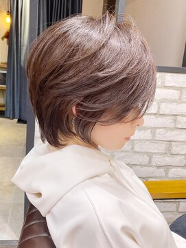 アヴァロン(AVALON) 大人ショートレイヤー・前髪長め・アッシュベージュ【BISA】