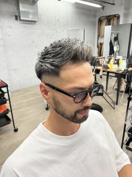 ワン(ONE) スキンフェード×アップバング×ホワイトメッシュ