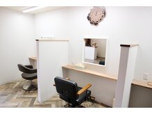 お隣が気にならない様に間に仕切りがしてあります。