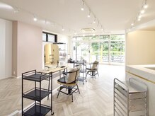 アンドユー(& you.)の雰囲気（韓国カフェ風の明るくて広々とした店内＊キッズスペース完備！）