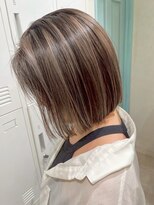 キャパ(CAPA)&nbsp;前下がりボブ×ハイライトで作る大人ベージュカラー｜レイヤー