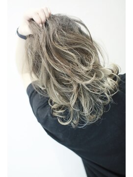 ニューラインギンザ(New-Line 銀座) 《New-Line 代表YUTAKA》外ハネハイライトカラー