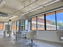 ヘアーズチーク(hair.s chic)の雰囲気（白とグレーを基調とした店内になっております。）