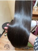 潤いと艶で、重く見えないアッシュブラックカラー