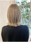 ホワイトブロンドのハイトーン外ハネボブルフこなれミディ梅ヶ丘