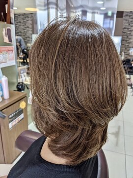 レヴィア(REVIA) ミディアムレイヤースタイルシアーベージュ