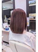 柔らかピンクベージュの大人ミディアムボブ
