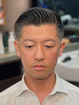 フェザーパーマ×チャコールグレーの大人渋さ漂うバーバー