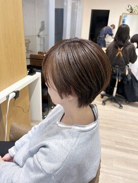 ボネッカ 鶴見(BONECCA) ショートカット×白髪ぼかしハイライト