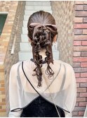 パーティーヘアセット:ツイン編みおろし ゆるタイト