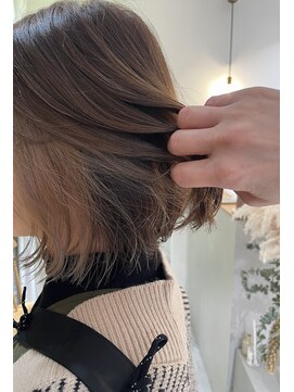 ゴカン(Gokan) シアーなベージュでイヤリングカラー