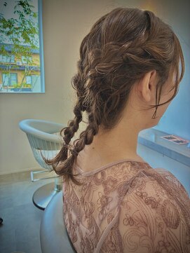 編み込みスタイルで華やかさアップ