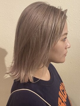 ミルクティーベージュダブルカラー外ハネボブレイヤーミディアム