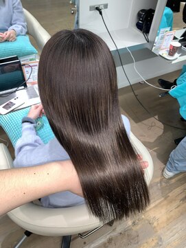 リーホリエ(Lee Horie) Gyoが叶える艶めくストレート美髪