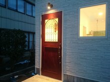 ジジ(JiJI)の雰囲気（アンティーク調の赤い扉を開けて店内へ。）