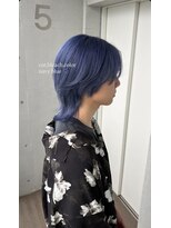 アコ(Aco)&nbsp;色落ちも綺麗なネイビーブルーとメンズウルフのスタイル