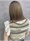  柔らかさを纏うミルクティーボブ