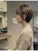 コンパクトシルエットの首元スッキリショート