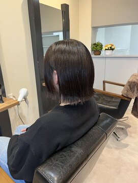 ジーニー(GeeNY) 切りっぱなし外ハネミニボブ