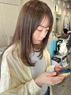 グリーン(green) ふわっと揺れるレイヤーと透けるオリーブベージュ　bymisaki