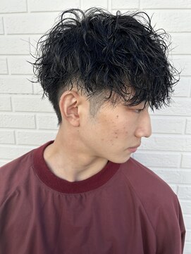 ヒュイル バイ ニアウ(Hwyl by Niau) メンズマッシュパーマ波巻スパイラルパーマニュアンスパーマ眉毛