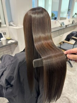 カラ ヘアーサロン(Kala Hair Salon)の写真/《祇園四条/河原町》髪の内部から補修してツヤ髪を叶えてくれる♪うる艶ストレートで後ろ姿もキレイに☆