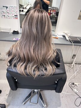 キング(K!ng) ハイライトカラーミルクティーベージュレイヤーカット