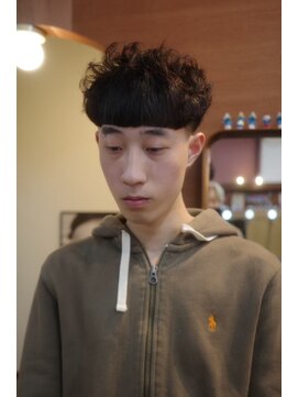 エディ(Edy) マッシュ刈り上げスペインカールメンズパーマ外国人風眉毛カット