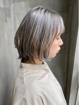 ローリー(Rowlly) - ホワイトグレージュ × ブリーチ × レイヤーボブ -　SIDE