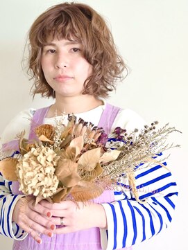 アヌーク トケ(AnouK TOKE) シアーカーリーヘア